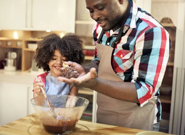 Hornear en familia juntos en la cocina —  Fotos de Stock