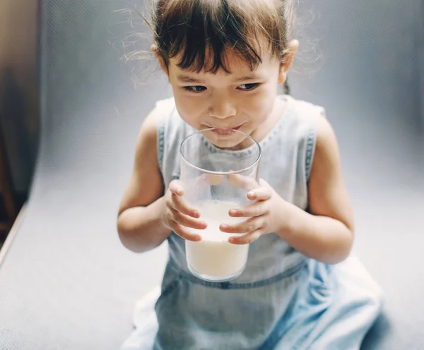 Piccola ragazza bere latte concetto — Foto Stock