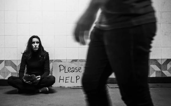 Bezdomovec Žebrák Žena Žádá Darování Peněz Znakem Prosím Pomozte Originální — Stock fotografie