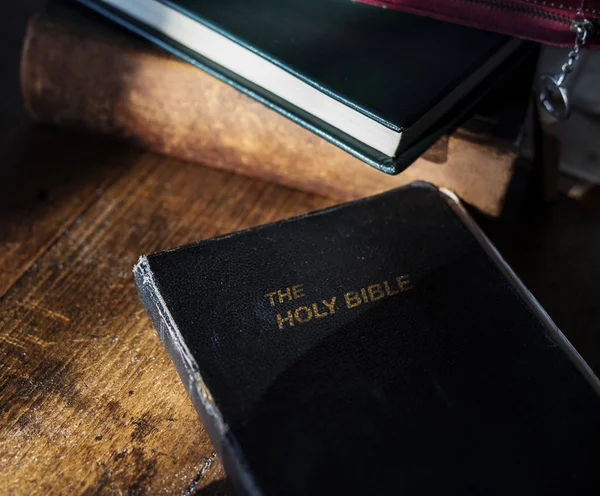 A fából készült asztal bibliai könyvek — Stock Fotó