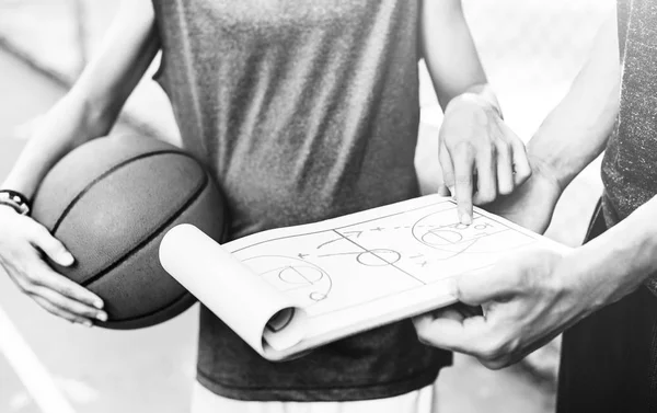 Deportista enseñando a jugar al baloncesto — Foto de Stock