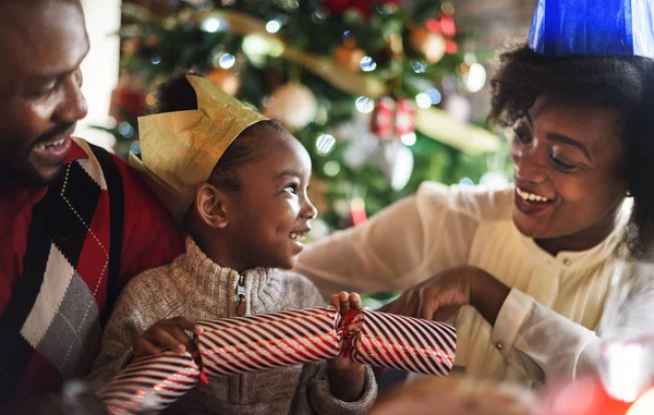 Bella famiglia che celebra il Natale insieme — Foto Stock