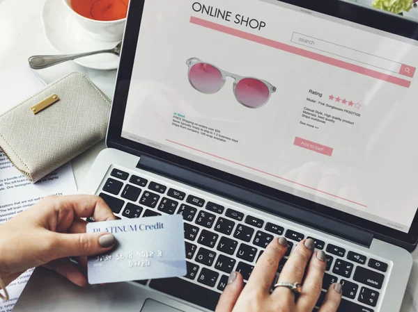 Vrouw Met Laptop Met Online Winkelen Promotie Aankoop Concept — Stockfoto