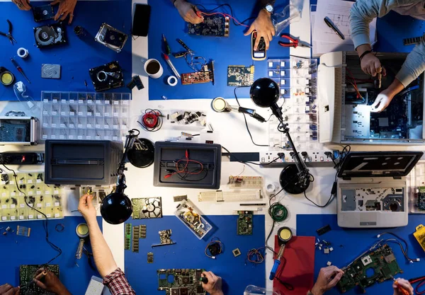 Команда техников электроники, работающих на компьютере — стоковое фото