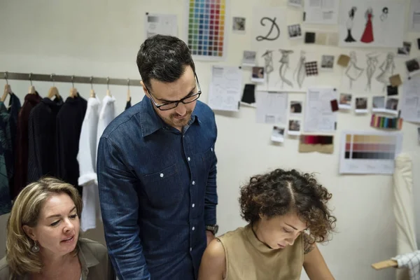 Ομάδα Σχεδιαστές Εργάζονται Ένα Έργο Στο Ράψιμο Studio Πρωτότυπα Ρούχα — Φωτογραφία Αρχείου