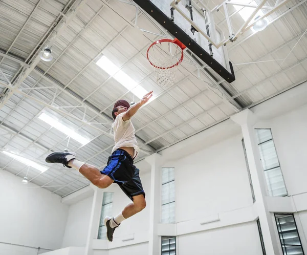Jogador de basquete fazendo slam dunk — Fotografia de Stock