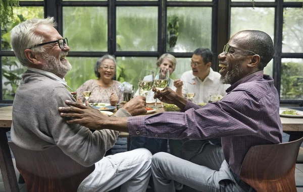 Les gens qui mangent au restaurant — Photo