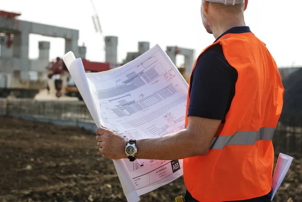 Engenheiro local em um canteiro de obras — Fotografia de Stock