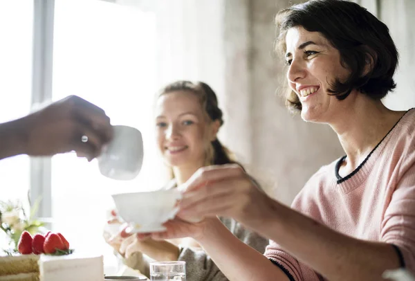 Amici Che Riuniscono Insieme Sul Tea Party Mangiare Torte Godimento — Foto Stock