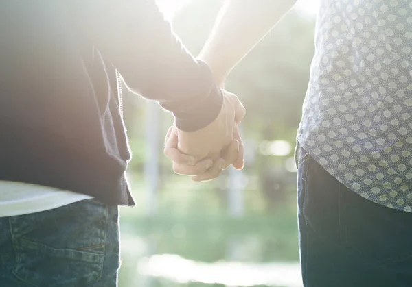 Bögpar som håller varandra i handen — Stockfoto