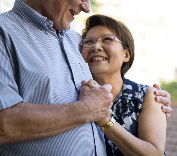 Gelukkig senior paar omhelzen — Stockfoto