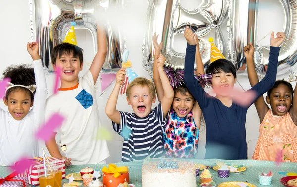 Diverso Grupo Niños Felices Teniendo Fiesta Cumpleaños — Foto de Stock
