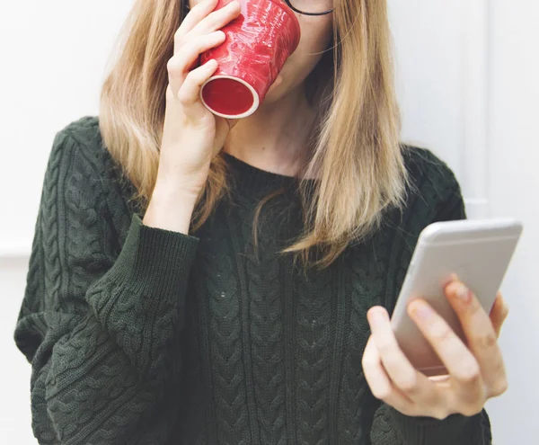 Young woman is using mobile phone — Stock Photo, Image