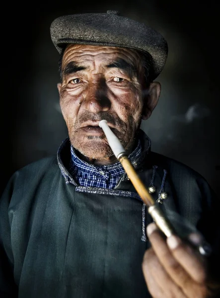 Mongolian Man Traditional Dress Smoking Pipe Original Photoset — Stock Photo, Image