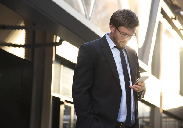 Hombre de negocios navegando móvil —  Fotos de Stock