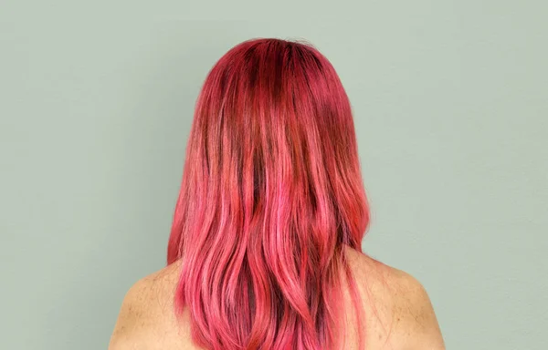 Πίσω όψη της γυναίκας με ροζ μαλλιά — Φωτογραφία Αρχείου