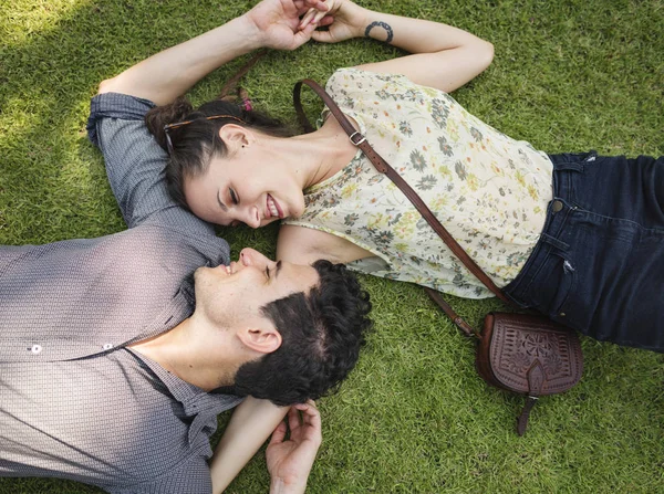 Couple lying on grass — Stock Photo, Image