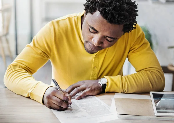 African man is filling an application — Stock Photo, Image