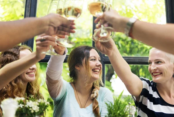 Vrouwen Vieren Met Wijn Originele Photoset — Stockfoto