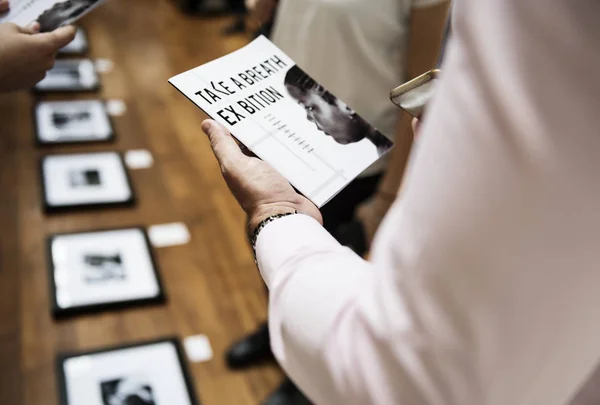 Human Holding Broschüre Mit Titel Take Breath Ausstellung Originalfotos — Stockfoto