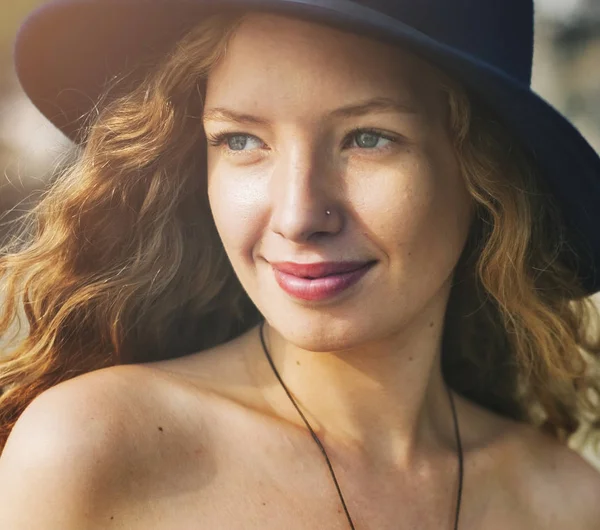 Bella donna in cappello nero — Foto Stock