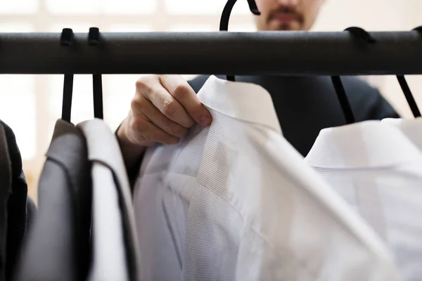 Hombre Cliente Elige Una Camisa Tienda Tela Por Menor Photoset —  Fotos de Stock