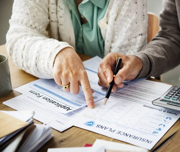 Altes Ehepaar Mit Antragsformular — Stockfoto