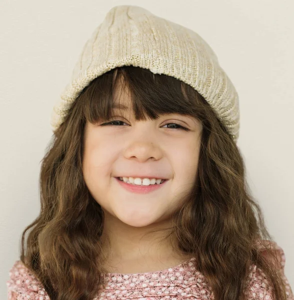 Маленькая девочка в шляпе улыбается — стоковое фото