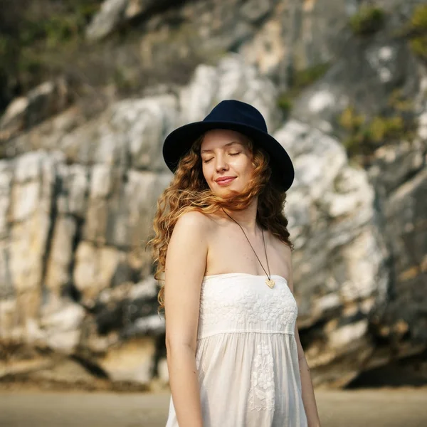 Bella donna sulla spiaggia — Foto Stock