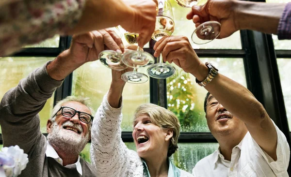 Les gens qui mangent au restaurant — Photo