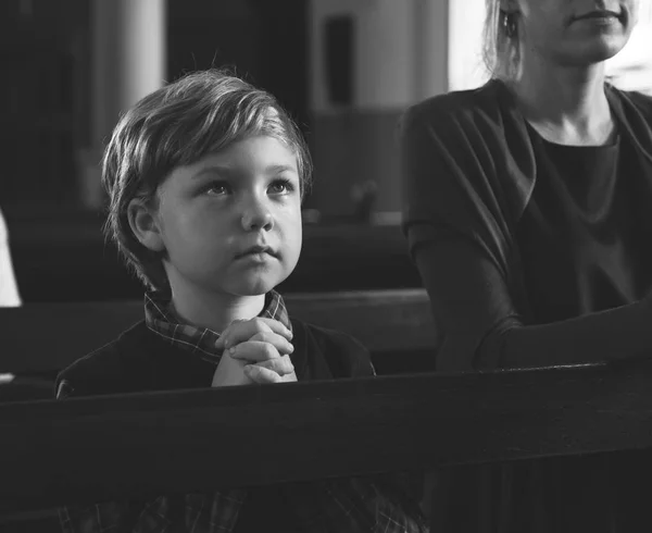 Malý Chlapec Modlí Uvnitř Kostela Původní Sada Fotek — Stock fotografie