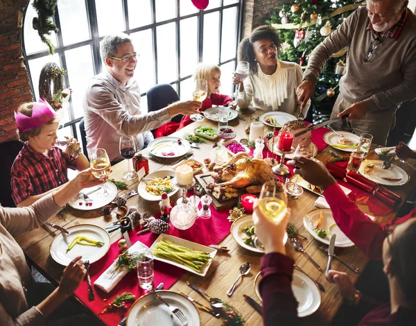 Família celebrando véspera de Natal em casa — Fotografia de Stock