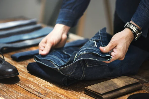 Mann Überprüft Jeans Originalfotos — Stockfoto