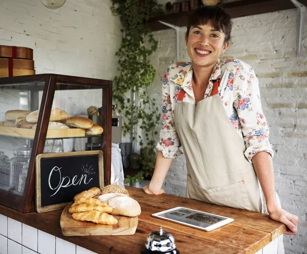 Mooie Vrouw Werken Bakkerij Winkel Bakkerij Voedsel Producten Concept Origineel — Stockfoto