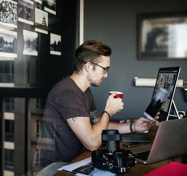 Mann mit roter Tasse Kaffee — Stockfoto