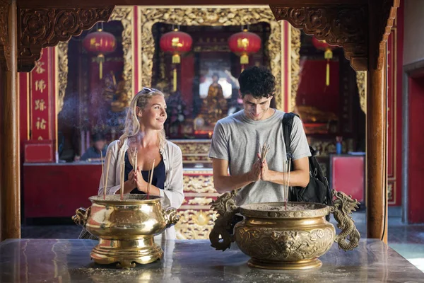 Пара молящаяся в буддийском храме — стоковое фото