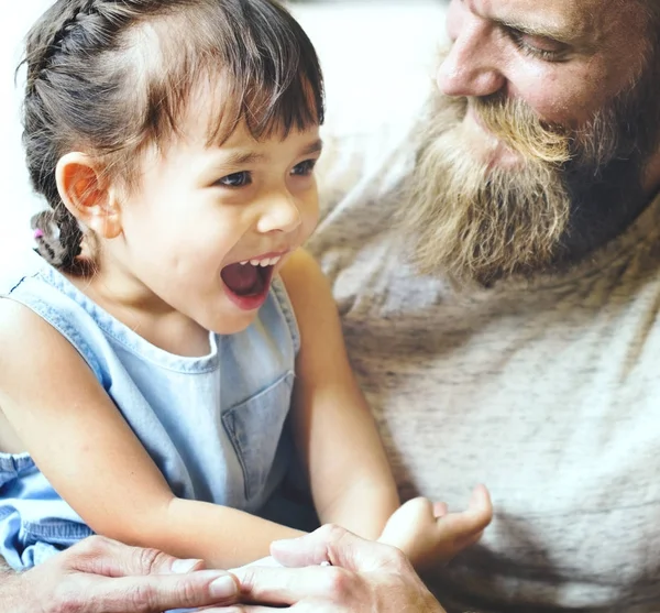 Hija en brazos del padre — Foto de Stock