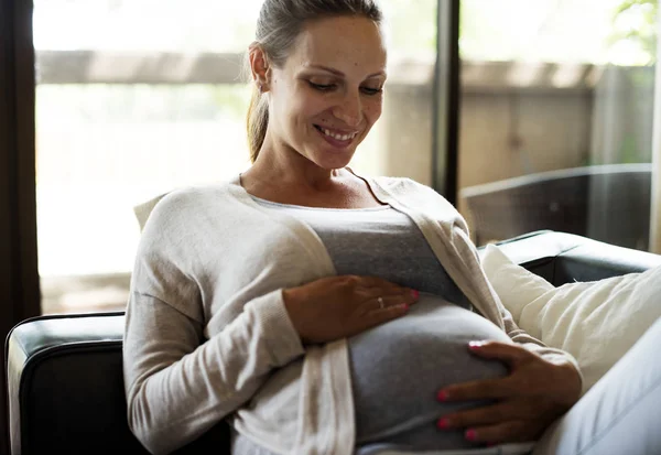 Een Vrolijke Zwangere Vrouw Raakt Buik Thuis Originele Photoset — Stockfoto