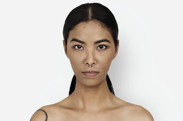 Asiatische Frau posiert in studio — Stockfoto