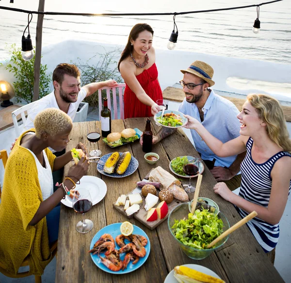 Diversiteit vrienden opknoping zomer Party — Stockfoto