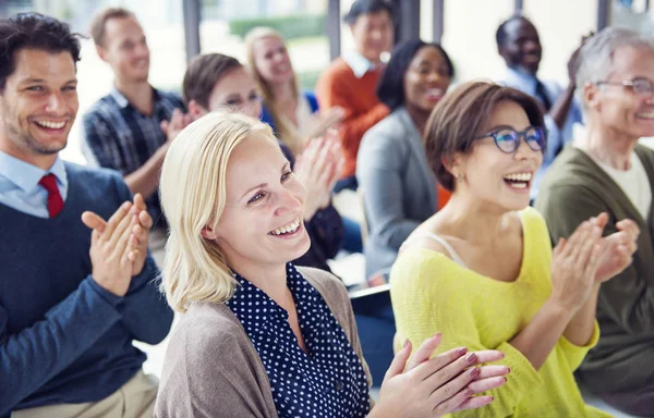 Grupo de personas diversas en una conferencia —  Fotos de Stock