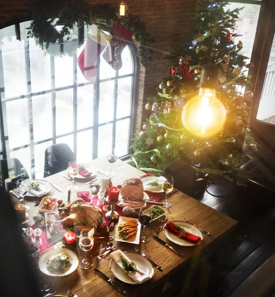 Tisch mit Weihnachtsessen — Stockfoto