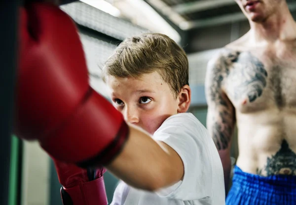 Ragazzo formazione Boxe Esercizio — Foto Stock