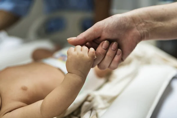 Close Mãos Mãe Bebê Recém Nascido Photoset Original — Fotografia de Stock