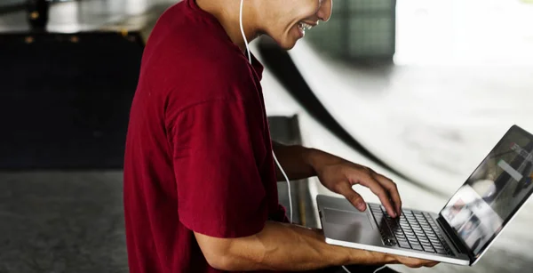 Guy Listening Music Laptop — Stock Photo, Image