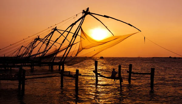 Hombre Indio Pescando Bajo Las Grandes Redes Chinas Cochin Kerela — Foto de Stock