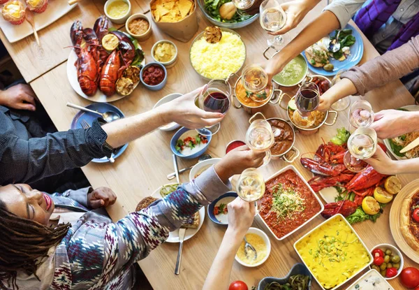 Menschen essen zu Mittag — Stockfoto