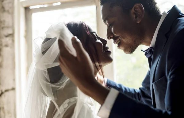 元結婚式の日に花嫁をキス アフリカの花婿の写真植字 — ストック写真