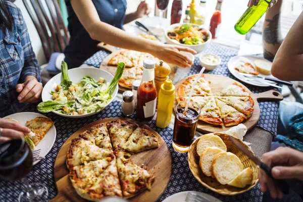 Freunde beim Pizzaessen im Restaurant — Stockfoto
