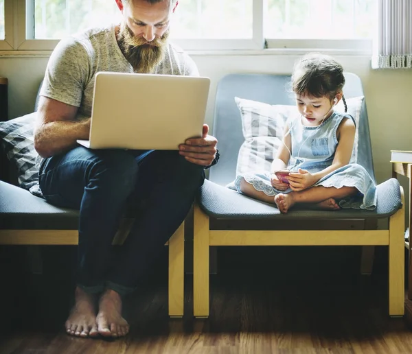 Dijital cihazlar kullanarak kızı ile baba — Stok fotoğraf